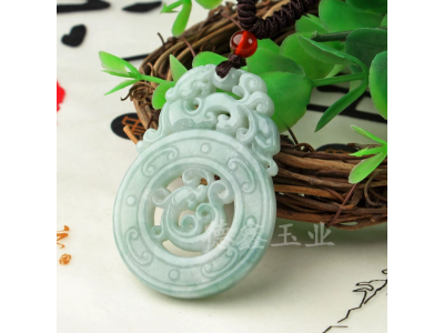 天然翡翠吊坠双面镂空雕刻挂坠-仿古貔貅牌图1