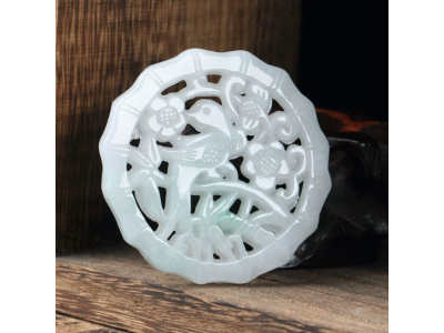 天然翡翠吊坠双面镂空雕刻挂坠-镂空喜鹊闹梅图1